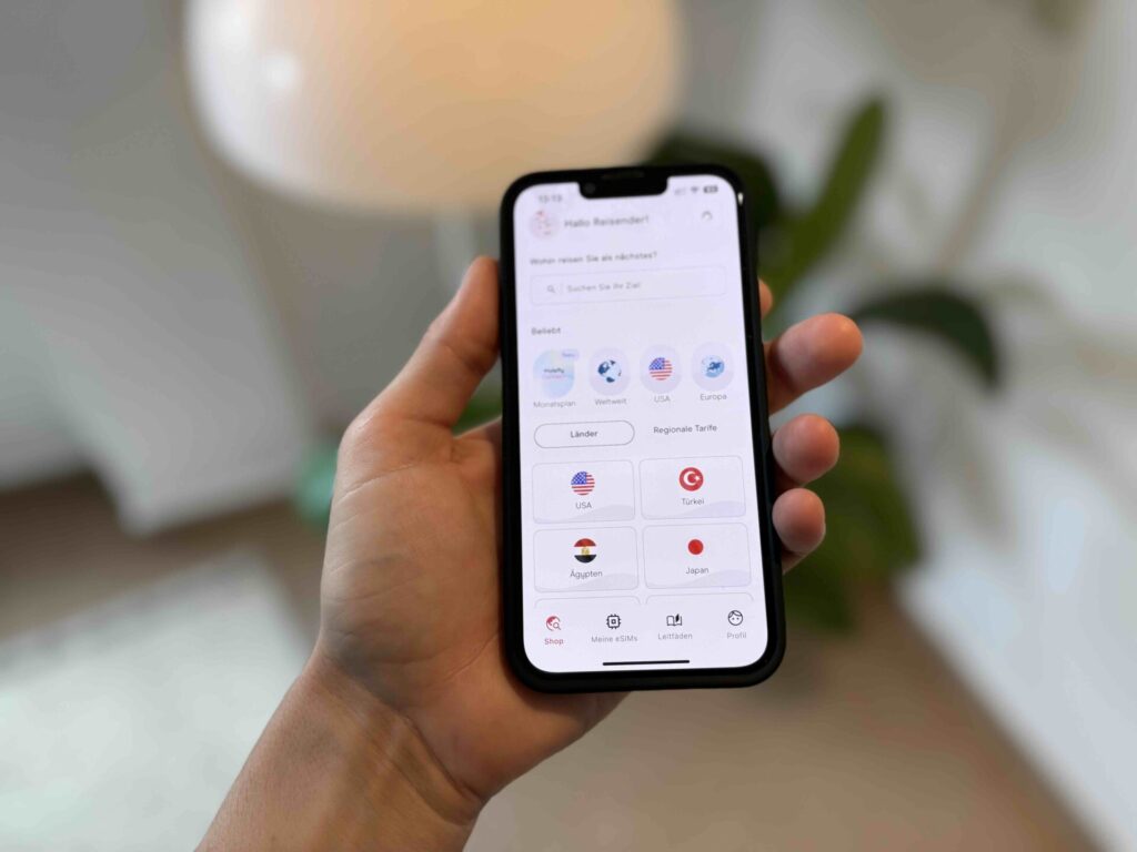 Nahaufnahme der Holafly-App auf einem Smartphone