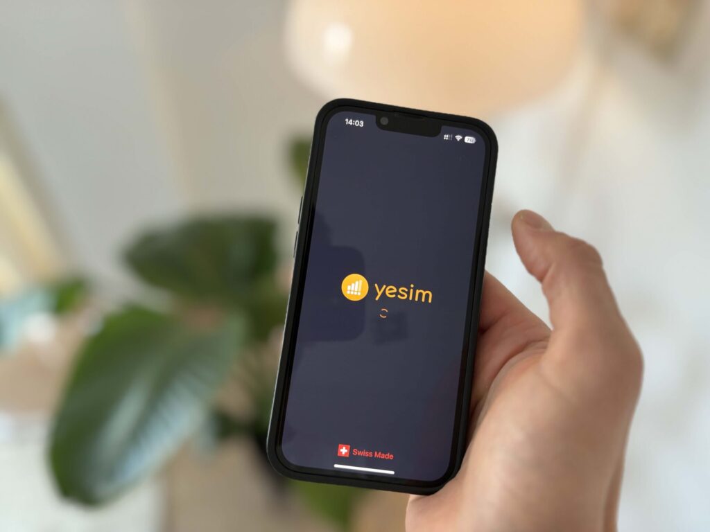 Ladebildschirm der Yesim-App auf einem Smartphone