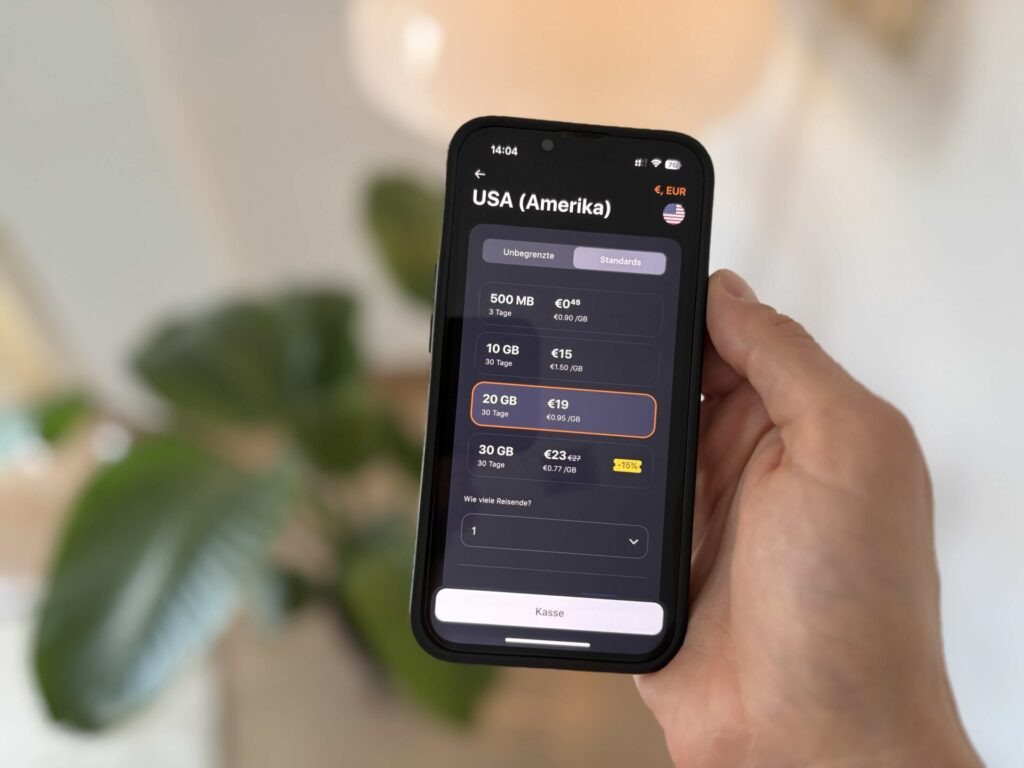 Nahaufnahme eines Smartphone-Bildschirms mit einem 10 GB eSIM-Paket für die USA in der Yesim-App